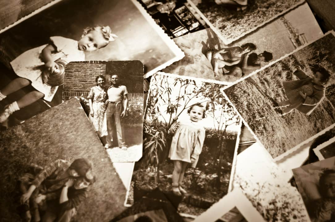 stosik starych zdjęć
